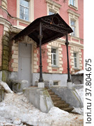 Porch with metal canopy of old building, Timiryazevskaya street , Moscow, Russia (2019 год). Стоковое фото, фотограф Алексей Антипов / Фотобанк Лори