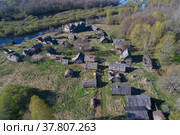 На кинодеревней в урочище Лосковицы майским днем (аэросъемка). Псковская область (2022 год). Стоковое фото, фотограф Виктор Карасев / Фотобанк Лори