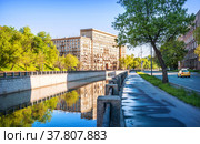 Жилой дом, Русаковская набережная, река Яуза, Москва (2022 год). Стоковое фото, фотограф Baturina Yuliya / Фотобанк Лори