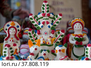 Хлудневская глиняная игрушка лежит на прилавке на фестивале "Тула - мастерская России" в городе Туле, Россия (2022 год). Редакционное фото, фотограф Николай Винокуров / Фотобанк Лори