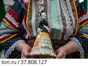 Женщина в национальном русском костюме держит традиционную Тульскую городскую игрушку на фестивале "Тула - мастерская России" в городе Туле, Россия (2022 год). Редакционное фото, фотограф Николай Винокуров / Фотобанк Лори