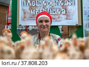 Плешковская глиняная игрушка лежит на прилавке на фестивале "Тула - мастерская России" в городе Туле, Россия (2022 год). Редакционное фото, фотограф Николай Винокуров / Фотобанк Лори