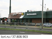МакДональдс, McDonald's, Минск, Беларусь (2021 год). Редакционное фото, фотограф Марина Шатерова / Фотобанк Лори