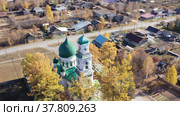 Вид сверху на храм архангела Михаила. Город Кушва. Свердловская область. Россия (2021 год). Стоковое видео, видеограф Евгений Ткачёв / Фотобанк Лори