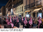 Brotherhood carrying paso of Our Lady of Tears during Holy Week procession in Salamanca (2022 год). Редакционное фото, фотограф Яков Филимонов / Фотобанк Лори