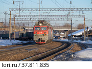 Электровоз ВЛ80С-434 с грузовым поездом отправляется со станции солнечным мартовским днем. Шарья (2022 год). Редакционное фото, фотограф Виктор Карасев / Фотобанк Лори