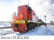 Shunting diesel locomotive with a freight train (2021 год). Редакционное фото, фотограф Юлия Бабкина / Фотобанк Лори