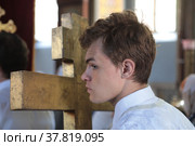 Алтарник с крестом на крестном ходе, Павловский Посад (2022 год). Редакционное фото, фотограф Дмитрий Неумоин / Фотобанк Лори