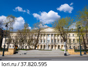 Московский государственный лингвистический университет (МГЛУ). Улица Остоженка, дом 38, стр. 1. Москва (2022 год). Редакционное фото, фотограф E. O. / Фотобанк Лори