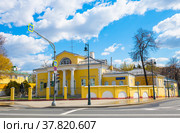 Главный дом усадьбы Н. О. Косыревой-Абрикосовых. Остоженка, № 51/10. Солнечный весенний день. Москва (2022 год). Редакционное фото, фотограф E. O. / Фотобанк Лори