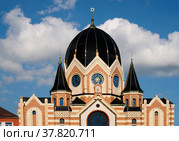 Купол и фрагмент фасада синагоги на фоне голубого неба (2019 год). Стоковое фото, фотограф Ольга Дмитренко / Фотобанк Лори