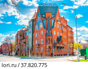 Доходный жилой дом З.А. Перцевой. Солнечный весенний день. Москва. Россия (2022 год). Редакционное фото, фотограф E. O. / Фотобанк Лори