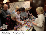 Люди покупаю книги профессора  С.М. Бубновского (2022 год). Редакционное фото, фотограф Дмитрий Неумоин / Фотобанк Лори