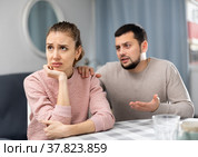Apologetic husband calming upset wife after spat at home. Стоковое фото, фотограф Яков Филимонов / Фотобанк Лори