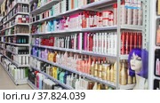 Assortment of haircare products and wigs at cosmetics store (2020 год). Редакционное видео, видеограф Яков Филимонов / Фотобанк Лори