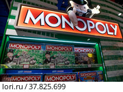Отдел по продаже настольной игры Монополия в Центральном детском магазине на Лубянке в городе Москве, Россия (2022 год). Редакционное фото, фотограф Николай Винокуров / Фотобанк Лори