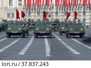 Знаменная группа на автомобилях УАЗ во главе колонны военной техники. Репетиция военного парада в честь Дня Победы. Санкт-Петербург (2022 год). Редакционное фото, фотограф Виктор Карасев / Фотобанк Лори