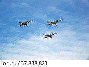 Группа стратегических ракетоносцев "Ту-22М3", дальний сверхзвуковой ракетоносец-бомбардировщик с изменяемой геометрией крыла во время репетиции парада, посвященного Победе в Великой Отечественной войне (2022 год). Редакционное фото, фотограф Free Wind / Фотобанк Лори