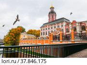 Вид на Благовещенскую церковь Александро-Невской лавры. Набережная реки Монастырки. Осень. Санкт-Петербург (2021 год). Стоковое фото, фотограф E. O. / Фотобанк Лори