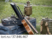 Патефон, гитара, самовар и военный термос на деревянном ящике. Стоковое фото, фотограф Юрий Шурчков / Фотобанк Лори