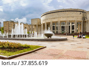 The building of the Russian National Library and the fountain in St. Petersburg. RUSSIA (2022 год). Редакционное фото, фотограф Филатова Ирина / Фотобанк Лори