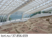 Археологические раскопки времен мезолита - Лепен Вирл, между 9500/7200–6000 гг. до н.э., центр для посетителей под стеклянной крышей. Лепенски Вир, Сербия (2018 год). Редакционное фото, фотограф Дымов Игорь / Фотобанк Лори
