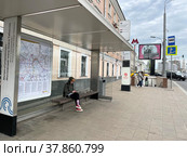 Автобусная остановка "Метро "Сухаревскя", Московский театр Олега Табакова" на Садовом кольце в Москве летом. Россия (2022 год). Редакционное фото, фотограф Овчинникова Ирина / Фотобанк Лори