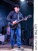 Известный гитарист Гия Дзагнидзе и группа Blues Doctors на джазовом фестивале (2022 год). Редакционное фото, фотограф Евгений Ткачёв / Фотобанк Лори