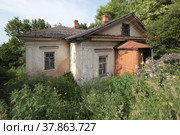 Руинированный дом на территории монастыря Шамордино (2022 год). Редакционное фото, фотограф Дмитрий Неумоин / Фотобанк Лори