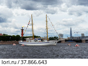 Парусник "Юный Балтиец" на параде в день ВМФ. Санкт-Петербург (2021 год). Редакционное фото, фотограф Александр Щепин / Фотобанк Лори