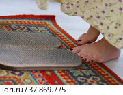 Women's feet stand on a board with sharp nails. Sadhu board. Pain, trials, health, relaxation, cognition. Close-up. Стоковое фото, фотограф Подгорная Юлия / Фотобанк Лори
