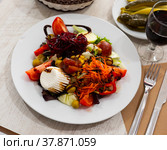 Ensalada con queso fresco, salad with cheese and vegetables. Стоковое фото, фотограф Яков Филимонов / Фотобанк Лори