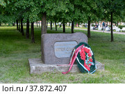 Закладной камень на аллее Славы пожарных. Прибрежная улица в Рыбацком. Санкт-Петербург (2022 год). Редакционное фото, фотограф Румянцева Наталия / Фотобанк Лори