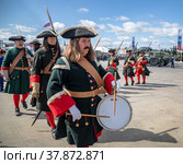 Международный военно-технический форум "Армия-2021". Военные реконструкторы в старинной форме лейб-гвардии Преображенского полка маршируют под звук барабана. Редакционное фото, фотограф Наталья Николаева / Фотобанк Лори