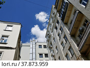 Москва. Тверская улица. Непарадные фасады домов 27 и 29 (вид со двора) (2022 год). Стоковое фото, фотограф Илюхина Наталья / Фотобанк Лори