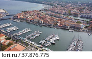 Aerial view of the administrative center with residential areas of the seaside town of Martigues, located on the Mediterranean coast, France. Стоковое видео, видеограф Яков Филимонов / Фотобанк Лори