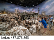 Люди делают фотоснимки. Историко-художественная трёхмерная панорама с фрагментом боя 13 января 1943 года на Невском пятачке в музее-панораме «Прорыв». Музей-заповедник «Прорыв блокады Ленинграда». Кировский район Ленинградской области (2022 год). Редакционное фото, фотограф Румянцева Наталия / Фотобанк Лори