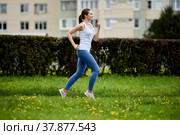 30 year old woman is jogging in city park on summer day. Стоковое фото, фотограф Владимир Григорьев / Фотобанк Лори