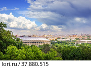 Смотровая площадка и комплекс Лужники, Воробьевы горы, Москва (2022 год). Стоковое фото, фотограф Baturina Yuliya / Фотобанк Лори