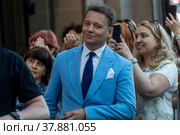 Актер Александр Олешко во время уличного концерта, посвященного закрытию 101-ого сезона Государственного академического театра им. Евгения Вахтангова на улице Арбат в центре города Москвы, Россия (2022 год). Редакционное фото, фотограф Николай Винокуров / Фотобанк Лори