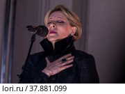 Актриса Юлия Рутберг выступает со сцены во время уличного концерта, посвященного закрытию 101-ого сезона Государственного академического театра им. Евгения Вахтангова, на улице Арбат в центре города Москвы, Россия (2022 год). Редакционное фото, фотограф Николай Винокуров / Фотобанк Лори