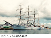 Парусник Nippon Maru в порту города Кагосима (Япония, кросс-процесс) (2010 год). Редакционное фото, фотограф Александр Гаценко / Фотобанк Лори