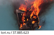 Faulty electric wiring in switchboard led to short circuit and an electrical fire. Стоковое видео, видеограф Владимир Григорьев / Фотобанк Лори