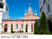 Церковь Тихвинской иконы Божией Матери в солнечный летний день. Соборная площадь. Коломенский кремль. Коломна. Московская область. Россия (2022 год). Редакционное фото, фотограф E. O. / Фотобанк Лори