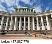 Здание Центрального академического театра Российской армии на Суворовской площади летом. Москва (2022 год). Редакционное фото, фотограф Овчинникова Ирина / Фотобанк Лори