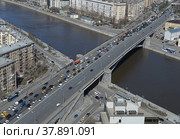 Автомобильная пробка на выезде из Таганского туннеля на Таганский мост в Москве, вид сверху (2022 год). Стоковое фото, фотограф SevenOne / Фотобанк Лори