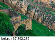 Ruins of stone walls on a steep mountain slope in an abandoned highlanders village Gamsutl in Dagestan (2022 год). Стоковое фото, фотограф Евгений Харитонов / Фотобанк Лори
