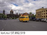 Главная площадь Гюмри с церковью Йот Верк, Армения (2013 год). Редакционное фото, фотограф Дымов Игорь / Фотобанк Лори