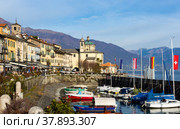 Promenade in Cannobio on Lake Maggiore overlooking church and harbor with boats (2022 год). Редакционное фото, фотограф Яков Филимонов / Фотобанк Лори