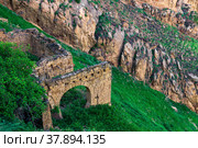 Ruins of stone walls on a steep mountain slope in an abandoned highlanders village Gamsutl in Dagestan (2022 год). Стоковое фото, фотограф Евгений Харитонов / Фотобанк Лори
